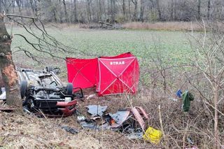 W dachującym samochodzie na drodze powiatowej ujawniono dwa ciała