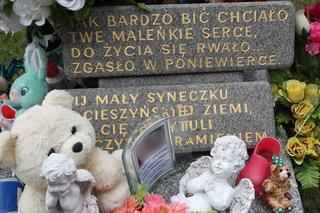 Skatowany Szymonek umierał kilka dni w cierpieniu. Z bólu odgryzł sobie kawałek wargi