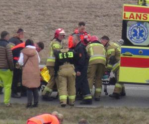 Koszmarny wypadek pod Brwinowem. Z koziołkującej hondy wypadli pasażerowie i kierowca. Jedna osoba zginęła na miejscu