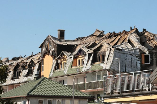  Zniszczenia bloku mieszkalnego po pożarze w Ząbkach