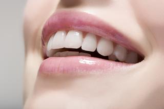 Opracowano nową metodę wybielania zębów. Jest skuteczna i bezpieczna - zapewniają badacze