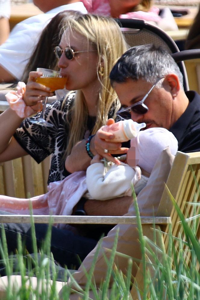 Krzysztof Ibisz je żonie z ręki