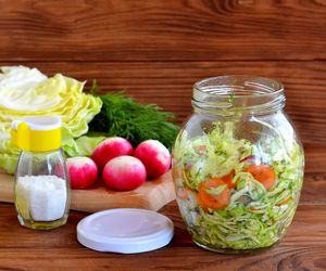 Pokrój warzywa i wymieszaj z tą zalewą. Lepszej surówki na majówkę nie jadłeś 