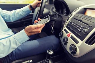 ZAKAZ używania telefonów komórkowych podczas jazdy samochodem. Nie odpalisz z niego nawet muzyki!