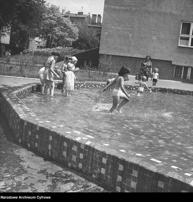 Plac zabaw z basenem na Osiedlu Szmulowizna w Warszawie 1973-1978