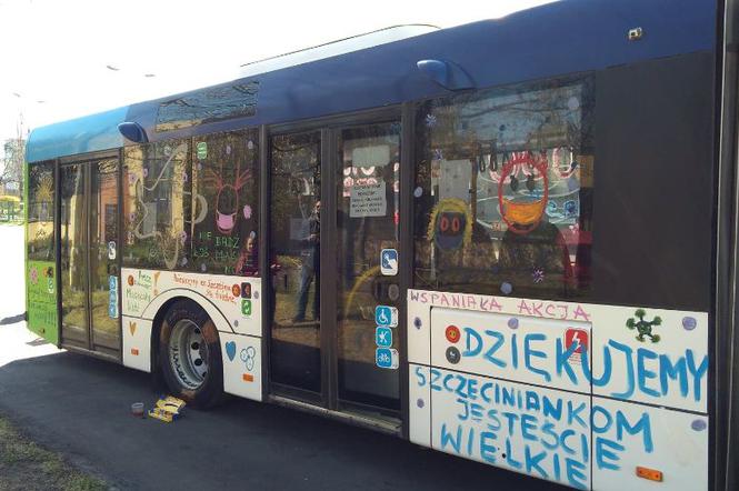 Autobus z wyrazem wsparcia dla medyków w Szczecinie 