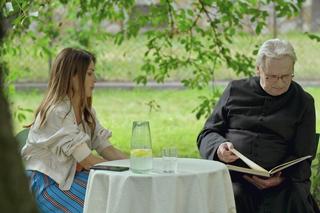 Barwy szczęścia odc. 2930. Kasia (Katarzyna Glinka), ksiądz (Tomasz Kubiatowicz)