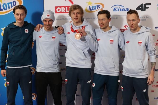 Paweł Wąsek (z lewej) w gronie reprezentacji olimpijskiej 2022 w skokach narciarskich