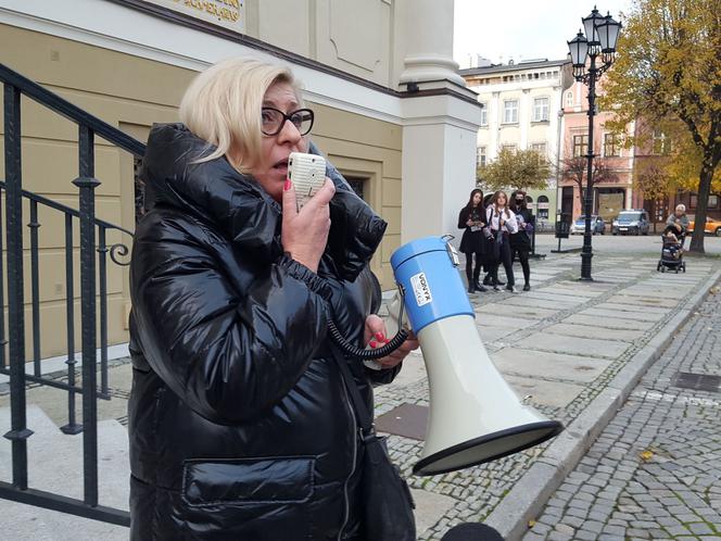 Znicze, minuta ciszy. #AniJednejWięcej w Lesznie