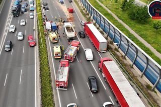 Karambol na S8 w Warszawie. Lądował śmigłowiec LPR. Zderzenie ośmiu pojazdów przed mostem