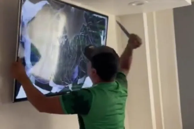 Załamany kibic Meksyku po meczu doszczętnie zniszczył  telewizor! Nagranie robi furorę w sieci