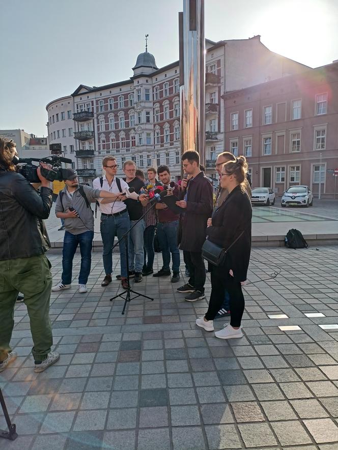 Pikieta urzędników poznańskich na Placu Kolegiackim