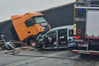 Wypadek w Kołbieli. Tir roztrzaskał osobówkę. Nie żyje jedna osoba