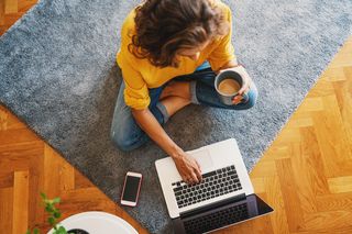Ekwiwalent za pracę zdalną 2023 - ile za prąd czy internet musi zwrócić pracodawca za pracę w domu?