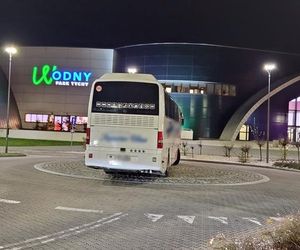 Kierowcy parkują na rondzie przy Parku Wodnym Tychy