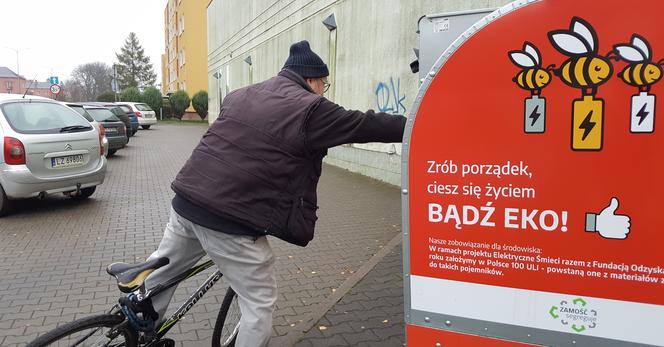 Zamość : Czerwone pojemniki pomagają w pozbyciu się elektrośmieci