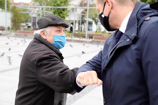 Trzaskowski nie przestrzega rządowych obostrzeń