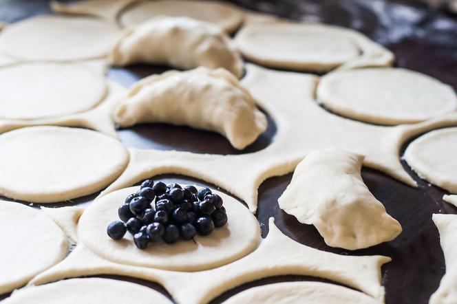 Drożdżowe pierogi z jagodami i cynamonem: przepis