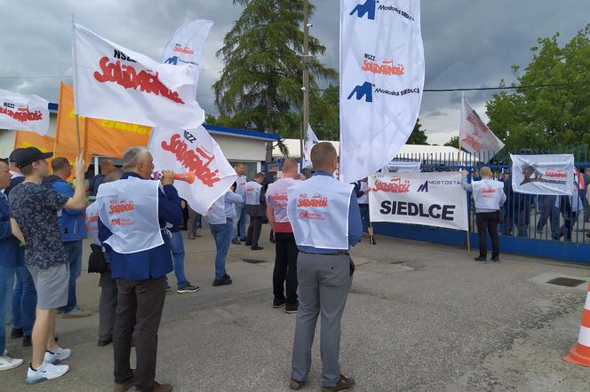 Związkowcy z Mostostalu Siedlce poparli strajkujących w Altrad Mostostal [WIDEO, FOTO]