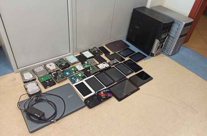 Jak w domu z horroru! 52-latek kolekcjonował w mieszkaniu broń i pornografię dziecięcą. Trafi za kratki