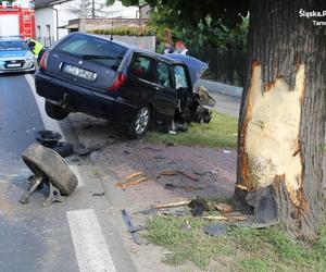 Wypadek w Świerklańcu. Samochód uderzył w drzewo, dwie osoby w szpitalu
