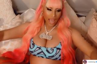 Ciężarna Nicki Minaj chwali się GOŁYM BRZUCHEM w bikini! Nie straciła pazura! ;) [WIDEO]