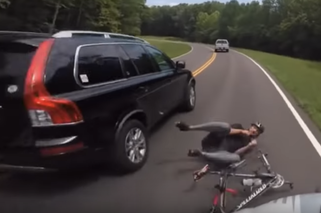 To musiało boleć! Rowerzysta brutalnie potrącony przez SUV-a Volvo - WIDEO