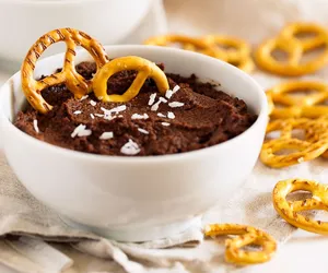 Domowy hummus na słodko. Bogaty w białko, zaskakujący dodatek do owoców i precelków