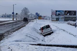 Trudne warunki na drogach w Małopolsce. Kierowcy nie radzą sobie z atakiem zimy. Dwa zdarzenia w ciągu kilku minut!