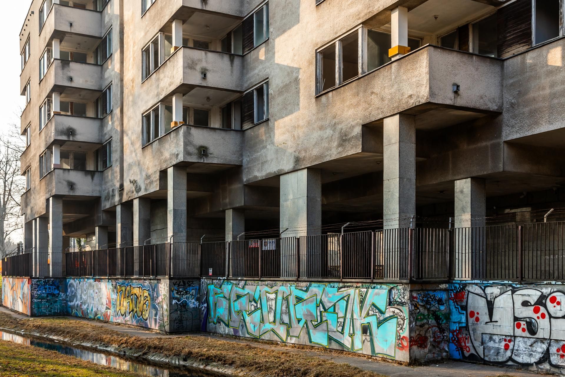 Szpiegowo, blok na Sobieskiego 100 w Warszawie