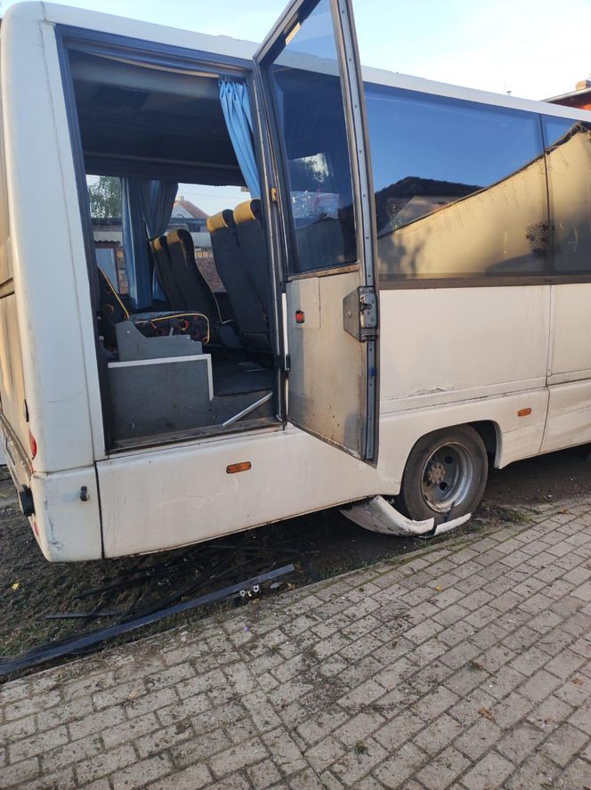 Wypadek autobusu szkolnego na Dolnym Śląsku. Kierowca wjechał w budynek 