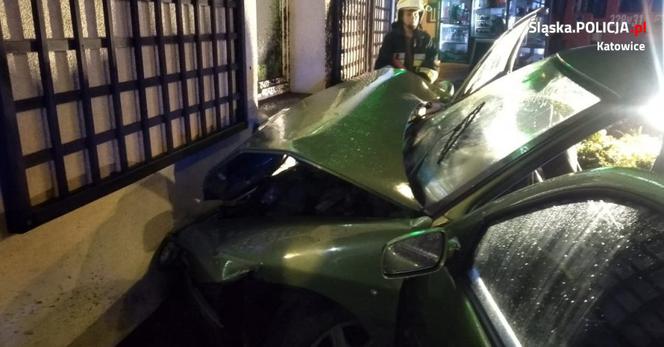 Rozbił się na ścianie budynku. To finał ucieczki przed policją