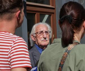 Ocalał z getta. Leon Weintraub odsłonił kamienie pamięci na ul. Włókienniczej