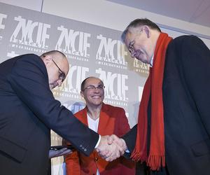 Andrzej Moroz wręcza nagro autorm Ulubieńca Polski 2000-2012, Grzegorzowi Stiasnemu i Jakubowi Wacławkowi
