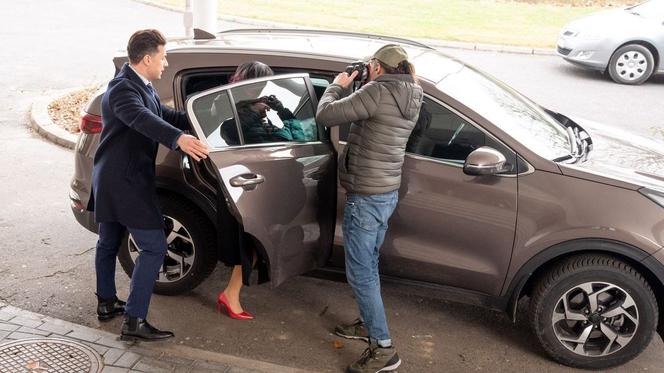 Barwy szczęścia, odcinek 2657: Klara (Olga Jankowska),  Modrzycki (Piotr Ligenza), Bartosz (Artur Bocheński)