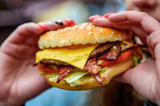 Śmieciowe jedzenie jest jak narkotyk. 5 sposobów na zerwanie z fast foodami 