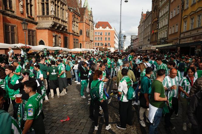 Kibice opanowali Wrocław. Tak wygląda stolica Dolnego Śląska w dniu finału Ligi Konferencji
