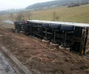 Koszmarny wypadek na S7. Kierowca lawety zginął, gdy ładował na nią zepsute auto [ZDJĘCIA]