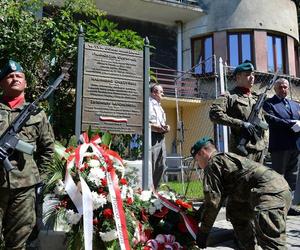 Przed kamienicą przy ul. Matejki odsłonięto tablicę upamiętniającą trzech wybitnych przemyślan