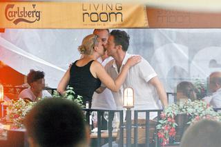 Wszystko robi z siostrą