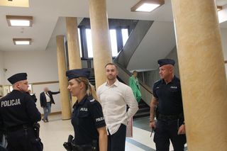 „Byłam obok, gdy tłukli Maćka”. Oskarżony o śmiertelne pobicie Maćka na Nowym Świecie z uśmiechem na twarzy słuchał zeznań świadków