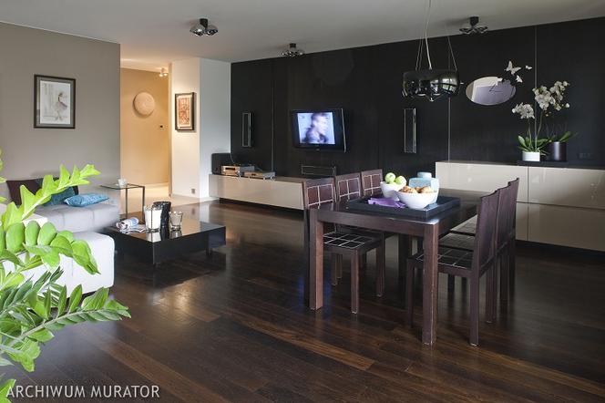 Przestronny salon z ciemną podłogą