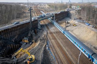 W Katowicach trwa największa inwestycja kolejowa w historii. Powstają nowe wiadukty, tory, perony