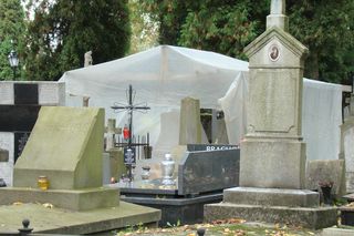 Kilkanaście ekshumacji tygodniowo. Pracownicy cmentarzy w Tarnowie mają pełne ręce pracy [ZDJĘCIA]