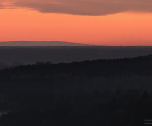 Góry Świętokrzyskie widziane z Góry Trzech Krzyży w Parchatce