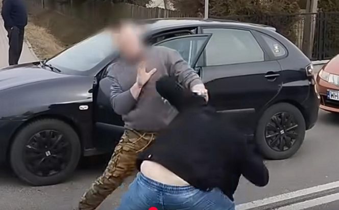 Do sieci trafiło szokujące nagranie. Brutalna bójka kierowców. Przez kilka minut kopali się na oczach świadków