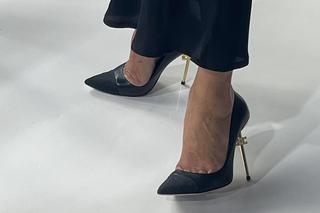 Ponętna Anna Popek w czarnej kreacji. Wszyscy patrzyli tylko na to