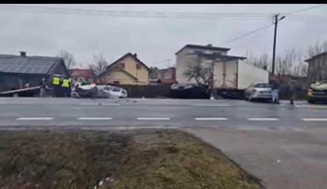 W karambolu na DK2 uczestniczyła ciężarówka i pięć aut osobowych