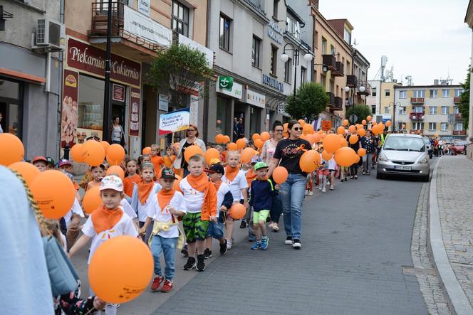 Pomarańczowe balony przeciw przemocy w Przeworsku