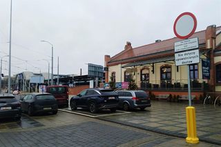 Dziki parking przed szczecińskim dworcem